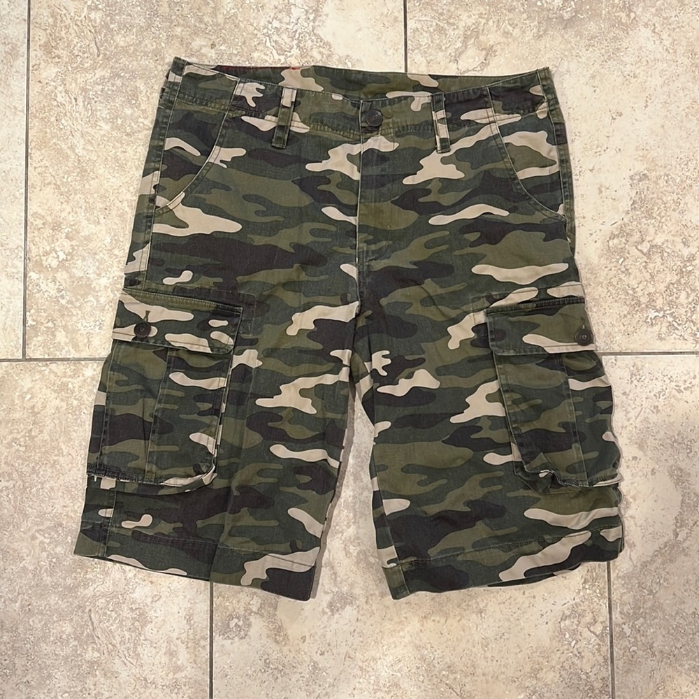 Mens true religion Camo cargo shorts.